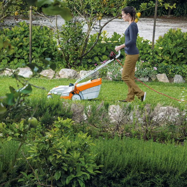 CORDLESS LAWN MOWER
