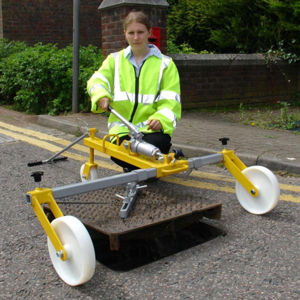 HYDRAULIC MANHOLE COVER LIFTER